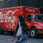 Coca-Cola vượt mặt Pepsi trong năm 2023: Bài học từ chiến lược tập trung và nhượng quyền đóng chai